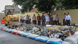 Polda DIY Musnahkan Ribuan Botol Miras-Knalpot Bising