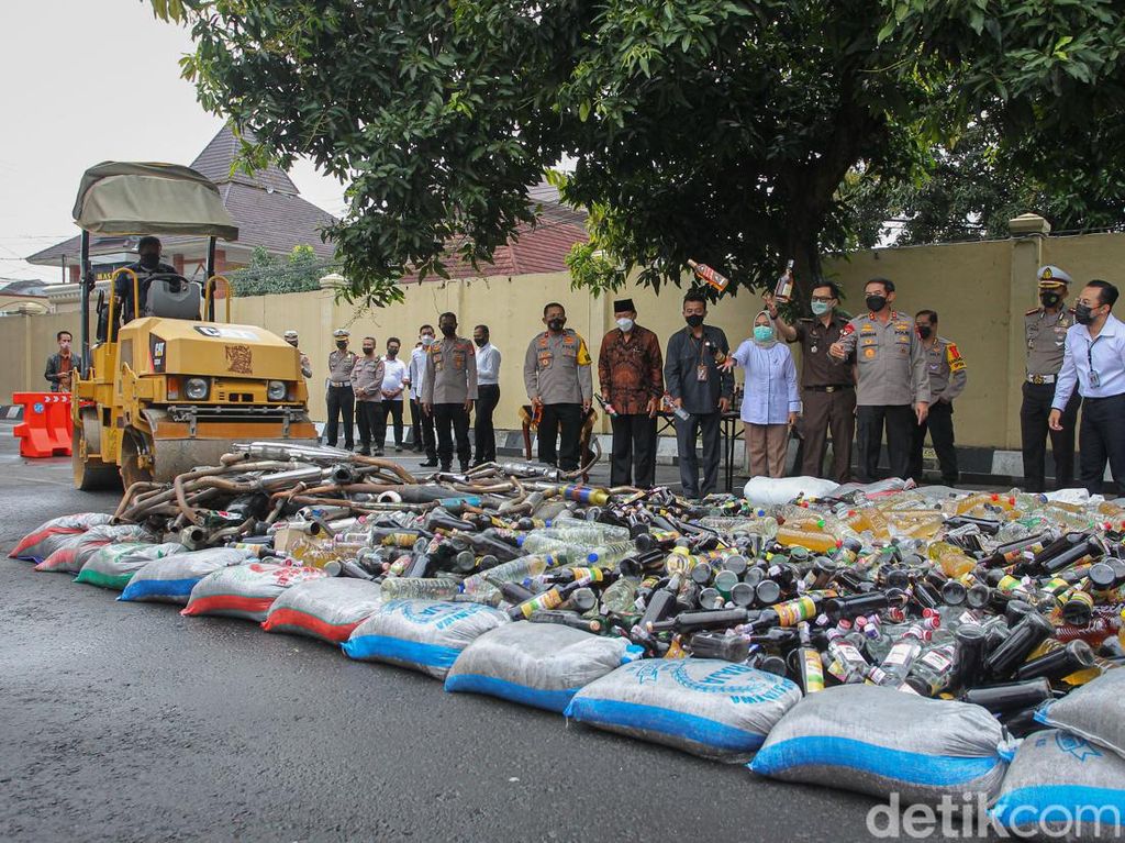 Polda DIY Musnahkan Ribuan Botol Miras-Knalpot Bising Polda DIY Musnahkan Ribuan Botol Miras-Knalpot Bising