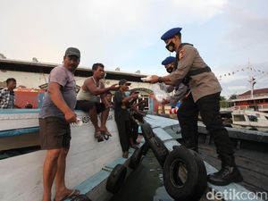 Polisi Edukasi Mudik Aman-Bagi Masker, Penumpang Taksi Laut: Mak Deg Atiku Polisi Edukasi Mudik Aman-Bagi Masker, Penumpang Taksi Laut: Mak Deg Atiku