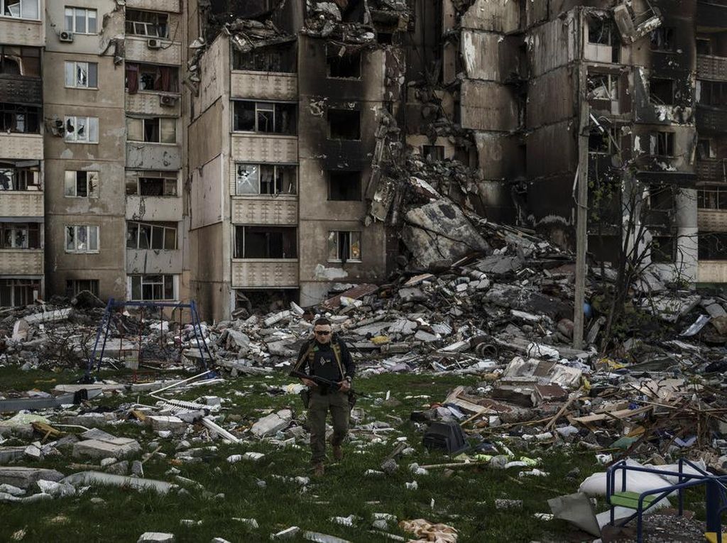 44 Mayat Ditemukan di Antara Reruntuhan Bangunan di Izyum Ukraina
