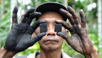 Warga Jambi Sulap Limbah Pelepah Pinang Menjadi Briket