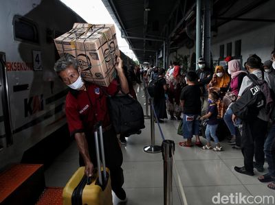 Gelombang Arus Mudik Dimulai, Stasiun Pasar Senen Padat Penumpang