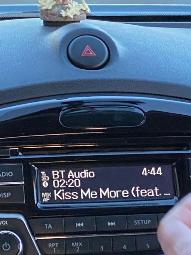 Putar Musik di Mobil/Foto : pinterest.com/@maddypaynee