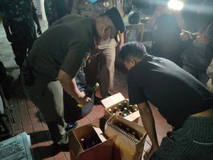 Razia Jelang Lebaran, Satpol PP Jakpus Sita 63 Botol Miras di Gambir