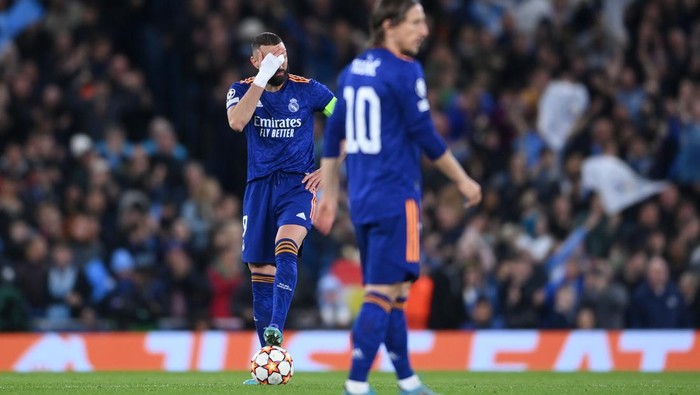 MANCHESTER, ENGLAND - APRIL 26: Karim Benzema of Real Madrid reacts during the UEFA Champions League Semi Final Leg One match between Manchester City and Real Madrid at Etihad Stadium on April 26, 2022 in Manchester, England. (Photo by Laurence Griffiths/Getty Images)