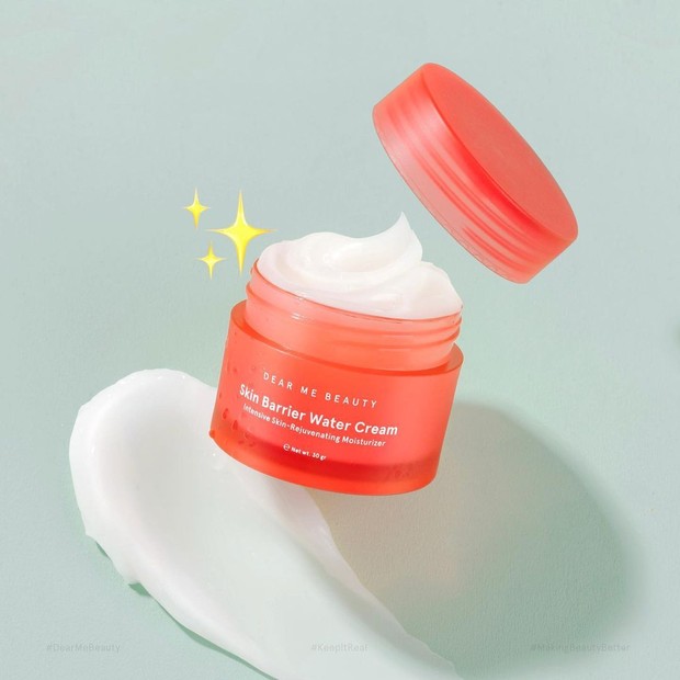 Moisturizer dari brand lokal Dear Me Beauty yang bantu wajah jadi glowing.