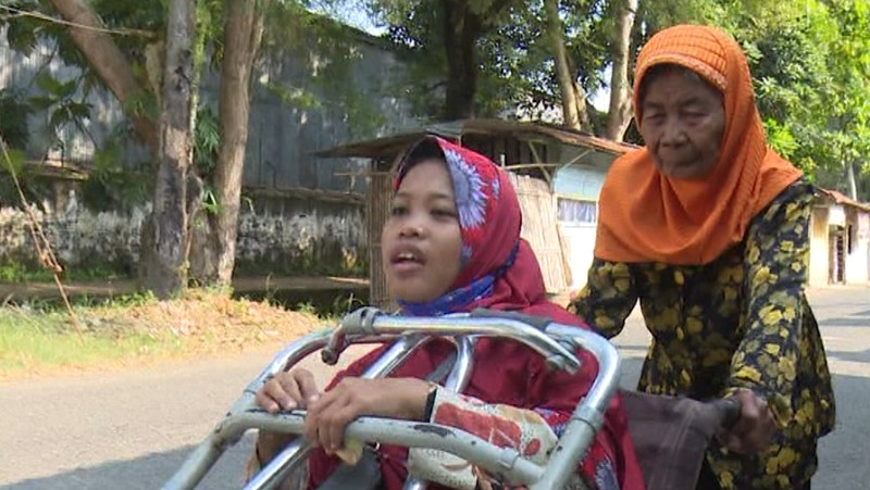 Mari Bantu Rina, Perempuan Lumpuh Layuh Hidupi Nenek Pikun-Adik Disabilitas