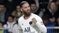 Untuk bek, ia memilih Sergio Ramos, bekas rekan setimnya yang kini membela Paris Saint-Germain. Foto: AP/Jeremias Gonzalez