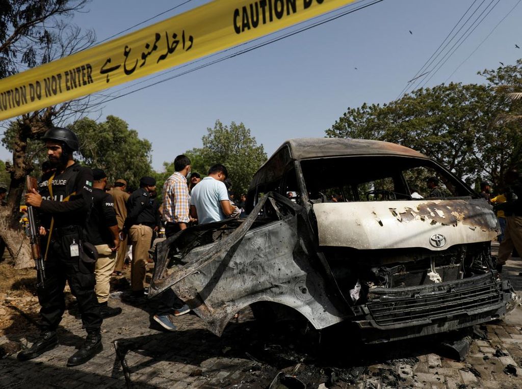 Sisa-sisa Bom Bunuh Diri yang Tewaskan 4 Orang di Pakistan