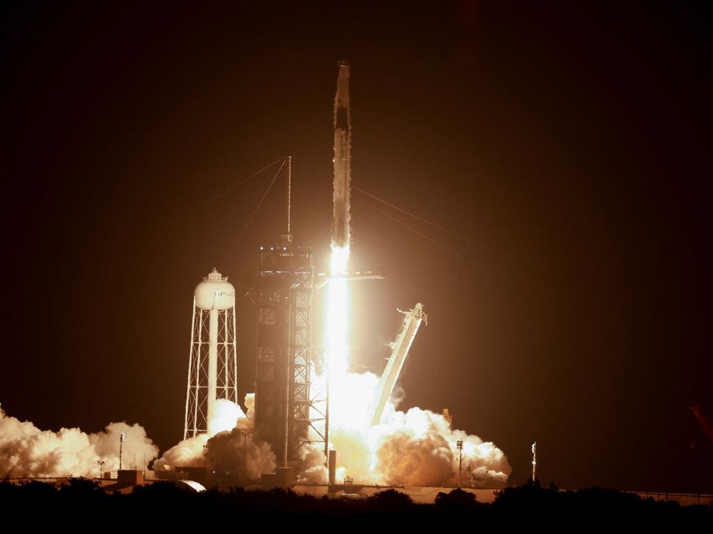 SpaceX Meluncur Bawa 4 Astronaut untuk Misi 6 Bulan