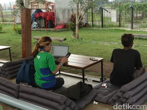 Ngabuburit Asyik Sambil Nonton Pesawat Take off - Landing di Bandung