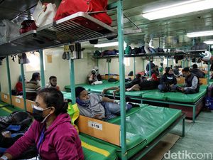 Suasana Mudik dengan Kapal Laut di Pelabuhan Tanjung Priok Suasana Mudik dengan Kapal Laut di Pelabuhan Tanjung Priok