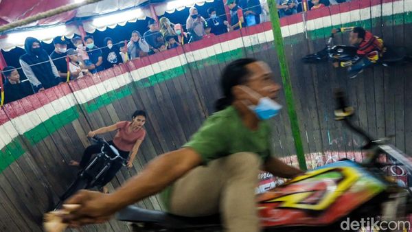 Terpana Atraksi Joki Tong Setan di Pasar Malam Pamulang