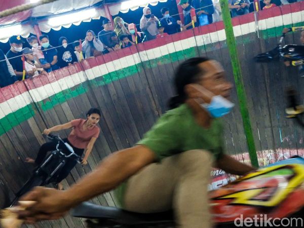 Terpana Atraksi Joki Tong Setan di Pasar Malam Pamulang