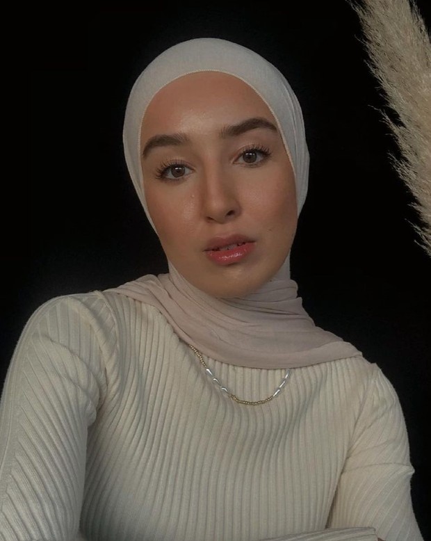 Tips hijab untuk wajah oval/ Foto: Instagram.com/fashionwithfaith Tips hijab untuk wajah oval/ Foto: Instagram.com/fashionwithfaith