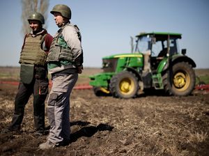 Petani Ukraina Barbaju Perang saat Membajak Ladang