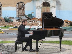 Harmoni Piano di Tengah Reruntuhan Invasi Rusia Harmoni Piano di Tengah Reruntuhan Invasi Rusia