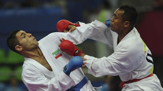 Z Poorshab of Iran (L) competes against Umar Syarief of Indonesia in the men's  +84KG karate at the 16th Asian Games in Guangzhou on November 24, 2010.       AFP PHOTO/MIKE CLARKE (Photo by MIKE CLARKE / AFP)