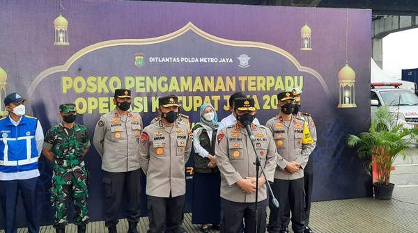 Wakapolri Komjen Gatot Eddy Pramono tinjau kesiapan pengamanan mudik di Tol Japek