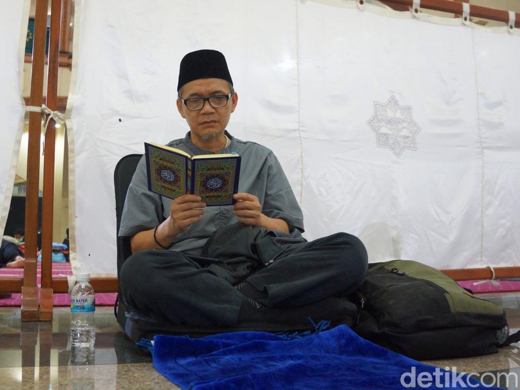 Ungkapan Bahagia Warga Bandung yang Kembali Bisa Itikaf di Masjid Ungkapan Bahagia Warga Bandung yang Kembali Bisa Itikaf di Masjid
