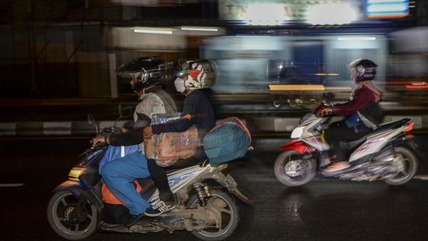 Wuzzz... Pemudik Motor Mulai Ramai di Jalur Pantura Cirebon