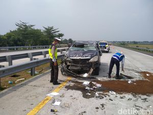 Yaris Tabrak Innova di Tol Ngawi, 7 Orang Dilarikan ke RS Yaris Tabrak Innova di Tol Ngawi, 7 Orang Dilarikan ke RS