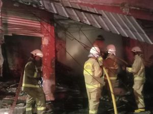 Diduga Korsleting Listrik, 2 Rumah-6 Kios di Jagakarsa Jaksel Terbakar