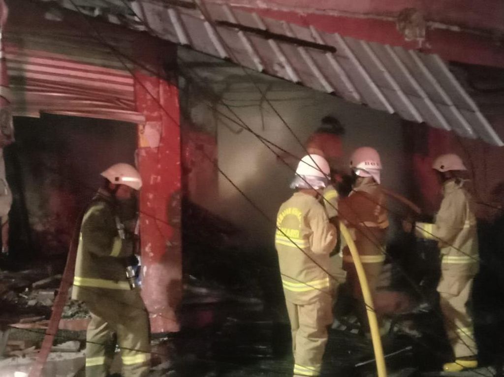 Diduga Korsleting Listrik, 2 Rumah-6 Kios di Jagakarsa Jaksel Terbakar Diduga Korsleting Listrik, 2 Rumah-6 Kios di Jagakarsa Jaksel Terbakar