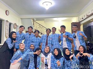Viral Mahasiswa Bukber Dresscodenya Bikin Salfok, Pakai Seragam Batik SMA Viral Mahasiswa Bukber Dresscodenya Bikin Salfok, Pakai Seragam Batik SMA