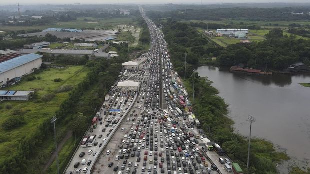 Foto udara sejumlah kendaraan antre melintasi Gerbang Tol Cikampek Utama, Kabupaten Purwakarta, Jawa Barat, Kamis (28/4/2022). Pada H-4 Lebaran 2022, ruas jalan tol Jakarta-Cikampek mengalami kepadatan volume kendaraan dan diperkirakan puncaknya pada H-3 Lebaran. ANTARA FOTO/M Risyal Hidayat/nym.