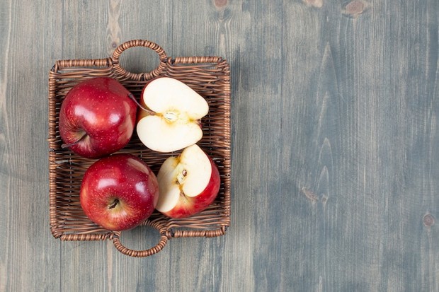 Banyaknya kandungan air pada apel bantu jaga kulit tetap terhidrasi selama berpuasa.