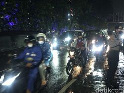 A Yani-Waru Padat, Pemudik Roda 2 Bawa Tas Besar Tinggalkan Surabaya