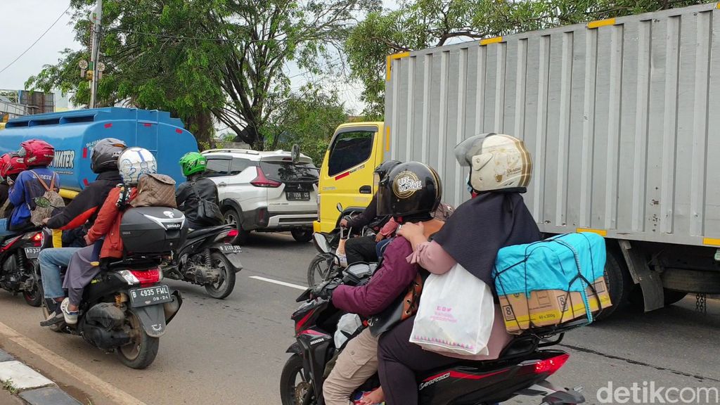 Arus Mudik di perbatasan Bekasi-Karawang