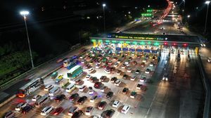 Potret Antrean Kendaraan Saat Tol Japek Berlakukan Contra Flow