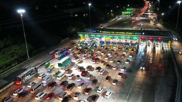 Potret Antrean Kendaraan Saat Tol Japek Berlakukan Contra Flow