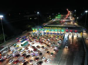 Potret Antrean Kendaraan Saat Tol Japek Berlakukan Contra Flow
