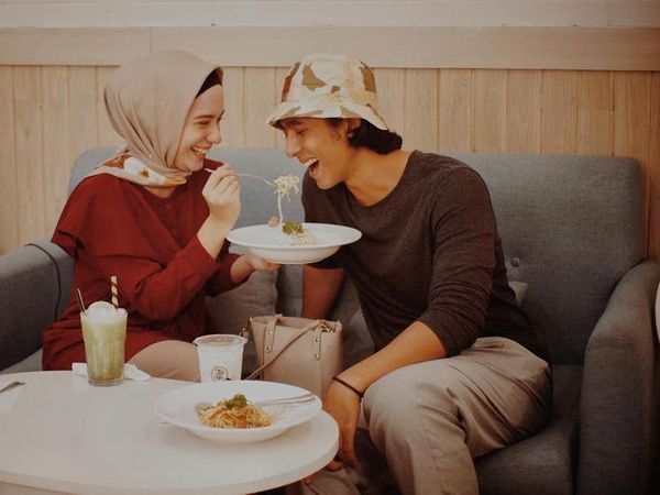 Kompak! Arya Saloka Punya Momen Ngopi dan Makan Pasta Seru Bareng Istri