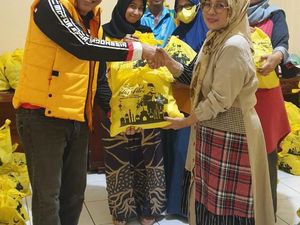 Bamsoet Bagikan 1.000 Paket Sembako ke 3 Dapil di Jateng