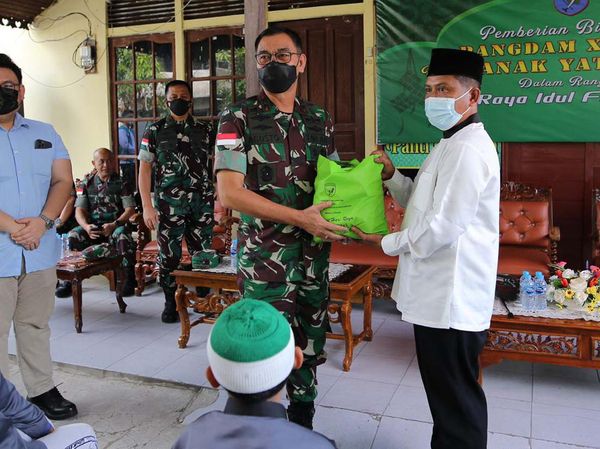 Bantuan Sembako untuk Warga Tidak Mampu di Kalbar