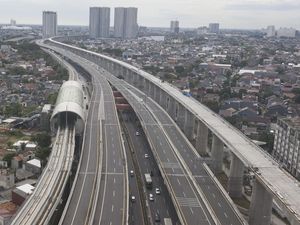 Tol Layang MBZ Sempat Macet karena Ada Kecelakaan Tol Layang MBZ Sempat Macet karena Ada Kecelakaan