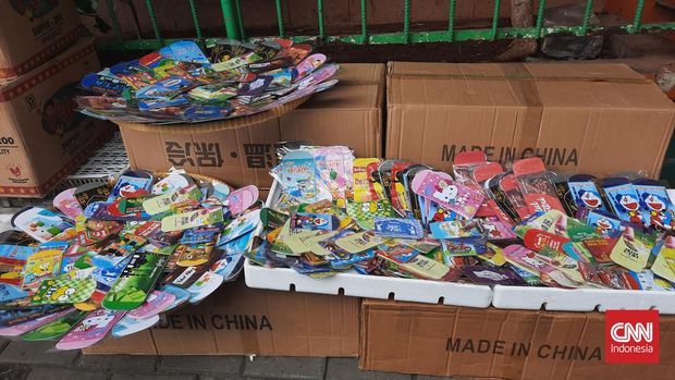 Amplop lebaran warna-warni yang dijajakan pedagang di Pasar Jatinegara, Rabu (27/4).