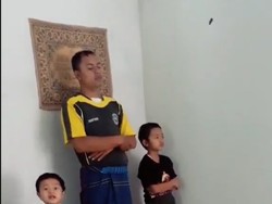 Viral Aksi Bocah yang Khawatir Adiknya Ganggu Salat, Bikin Warganet Gemas