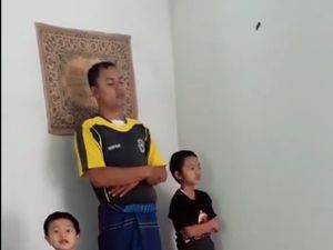 Viral Aksi Bocah yang Khawatir Adiknya Ganggu Salat, Bikin Warganet Gemas Viral Aksi Bocah yang Khawatir Adiknya Ganggu Salat, Bikin Warganet Gemas