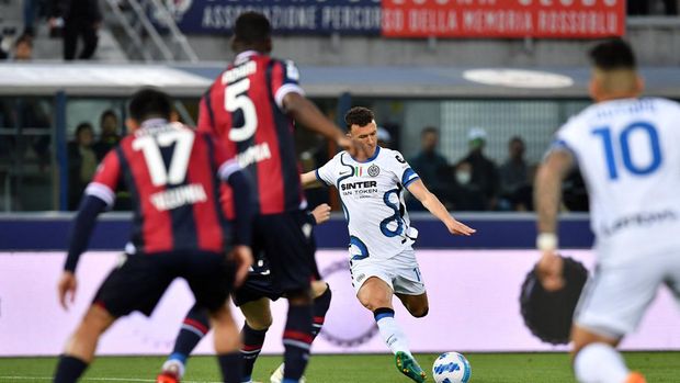 Soccer Football - Serie A - Bologna v Inter Milan - Stadio Renato Dall'Ara, Bologna, Italy - April 27, 2022 Inter Milan's Ivan Perisic scores their first goal REUTERS/Jennifer Lorenzini