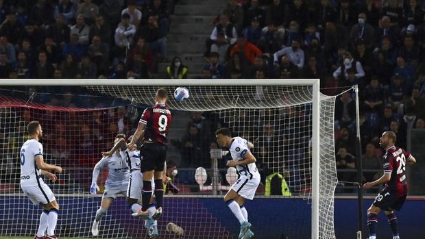 Bologna's Marko Arnautovic scores during the Serie A soccer match between Bologna and Inter Milan at Renato Dall'Ara stadium in Bologna, Italy, Wednesday April 27, 2022. (Massimo Paolone/LaPresse via AP)
