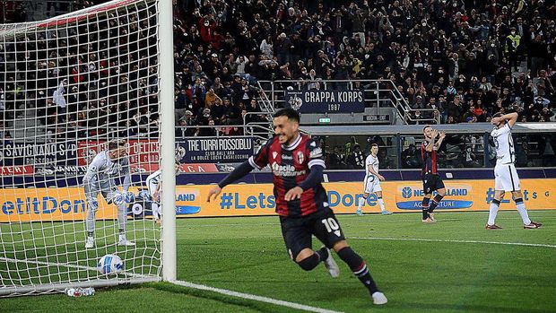 BOLOGNA, ITALY - APRIL 27: Nicola Sansone of Bologna FC celebrates after scoring his team's second goal during the Serie A match between Bologna FC and Internazionale at Stadio Renato Dall'Ara on April 27, 2022 in Bologna, Italy. (Photo by Mario Carlini / Iguana Press/Getty Images)