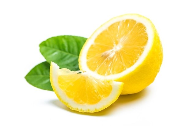 Lemon digunakan untuk mencerahkan kulit ketiak