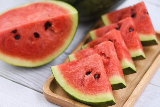 Selain menghidrasi kulit, buah semangka bantu membuang racun yang mengendap pada kulit.