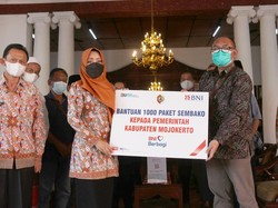 Bupati Mojokerto Salurkan 1.000 Paket Sembako BNI ke Panti Asuhan