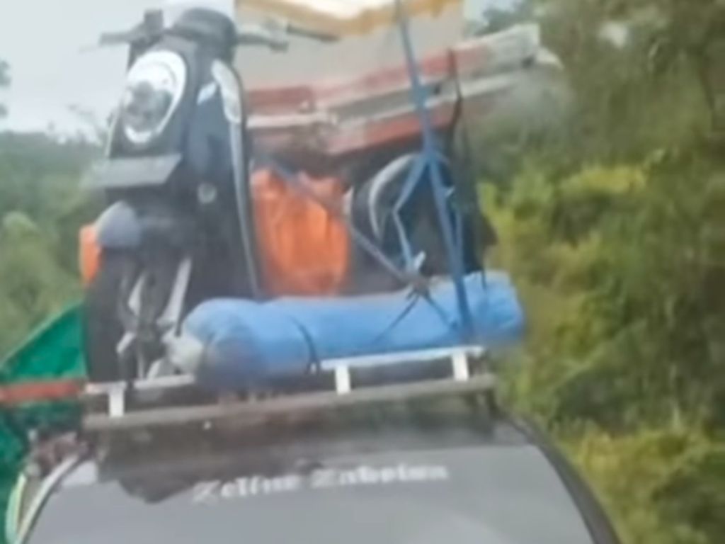 Toyota Calya Disuruh Angkut Honda Scoopy, Ditaruh di Atap Mobil! Toyota Calya Disuruh Angkut Honda Scoopy, Ditaruh di Atap Mobil!